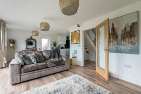 Luxurious 3 bedroom house Shangri la in village of Alfrick with free off road parking for 3 cars in an area of outstanding natural beauty, superb walking,close to Worcester, Malvern showground, theatr